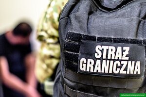 Napis Straż Graniczna, na drugim planie siedzi mężczyzna. Napis Straż Graniczna, na drugim planie siedzi mężczyzna.