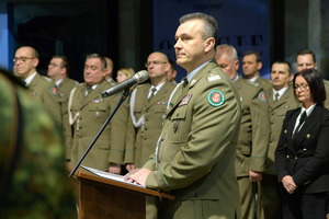 Gen. bryg. Robert Bagan stoi przy mównicy. W tle kadra kierownicza NwOSG. Gen. bryg. Robert Bagan stoi przy mównicy. W tle kadra kierownicza NwOSG.