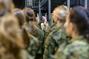 Kapelan NwOSG udziela błogosławieństwa. Kapelan NwOSG udziela błogosławieństwa.