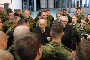 Pan Jerzy Mindziukiewicz i Pan Jerzy Substyk rozmawiają z funkcjonariuszami SG. Pan Jerzy Mindziukiewicz i Pan Jerzy Substyk rozmawiają z funkcjonariuszami SG.