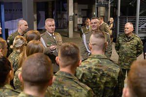 Komendanci NwOSG rozmawiają z funkcjonariuszami SG. Komendanci NwOSG rozmawiają z funkcjonariuszami SG.