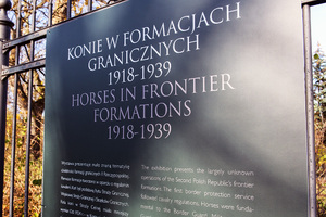 Tablica pt. "Konie  w formacjach granicznych 1918-1939" wisząca na ogrodzeniu. Tablica pt. &quot;Konie  w formacjach granicznych 1918-1939&quot; wisząca na ogrodzeniu.