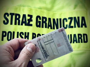 Prawo jazdy na tle kamizelki odblaskowej SG. Prawo jazdy na tle kamizelki odblaskowej SG.