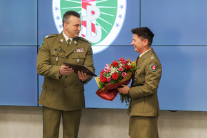 Gen. bryg. SG Robert Bagan wręcza pamiątkową deskę mjr SG Dorocie Frąk. Gen. bryg. SG Robert Bagan wręcza pamiątkową deskę mjr SG Dorocie Frąk.
