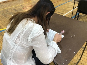 Kandydatka rozwiązuje test. Kandydatka rozwiązuje test.