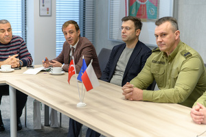 Delegacja Turcji i przedstawiciele NwOSG podczas spotkania w siedzibie oddziału. Delegacja Turcji i przedstawiciele NwOSG podczas spotkania w siedzibie oddziału.