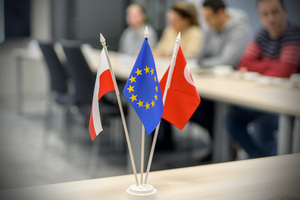 Flagi: Polski, Unii Europejskiej i Turcji. Flagi: Polski, Unii Europejskiej i Turcji.