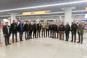 Zdjęcie grupowe delegacji Turcji z zastępcą komendanta PSG Warszawa-Okęcie mjr. SG Krzysztofem Przybytniakiem. Zdjęcie grupowe delegacji Turcji z zastępcą komendanta PSG Warszawa-Okęcie mjr. SG Krzysztofem Przybytniakiem.