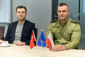 Delegacja Turcji i przedstawiciele NwOSG podczas spotkania w siedzibie oddziału. Delegacja Turcji i przedstawiciele NwOSG podczas spotkania w siedzibie oddziału.