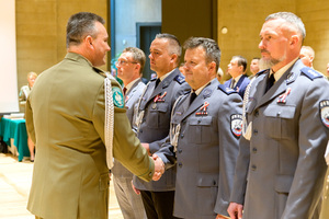 Komendant NwOSG wręcza odznaczenia, nominacje oraz wyróżnienia. Komendant NwOSG wręcza odznaczenia, nominacje oraz wyróżnienia.