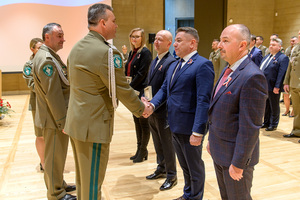 Komendant NwOSG wręcza odznaczenia, nominacje oraz wyróżnienia. Komendant NwOSG wręcza odznaczenia, nominacje oraz wyróżnienia.