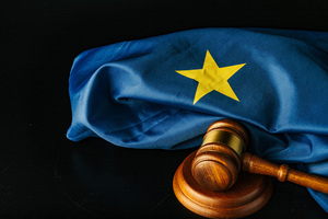 Flaga EU i młotek sędziowski. Flaga EU i młotek sędziowski.