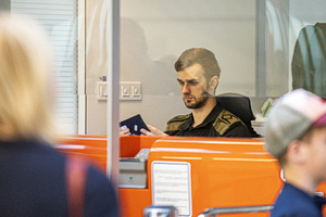 Funkcjonariusz sprawdza paszport. Funkcjonariusz sprawdza paszport.