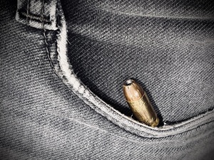 Amunicja 9 mm na tle spodni - zdjęcie poglądowe 