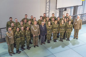 Zdjęcie grupowe nowo przyjętych funkcjonariuszy z Zastępcą Komendanta NwOSG, Jerzym Substrykiem, Robertem Lisem i Kapelanem. Zdjęcie grupowe nowo przyjętych funkcjonariuszy z Zastępcą Komendanta NwOSG, Jerzym Substrykiem, Robertem Lisem i Kapelanem.