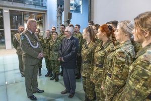 Płk SG Dariusz Lutyński i Pan Jerzy Substryk rozmawiają z funkcjonariuszami SG. Płk SG Dariusz Lutyński i Pan Jerzy Substryk rozmawiają z funkcjonariuszami SG.