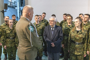 Płk SG Dariusz Lutyński i Pan Jerzy Substryk rozmawiają z funkcjonariuszami SG. Płk SG Dariusz Lutyński i Pan Jerzy Substryk rozmawiają z funkcjonariuszami SG.