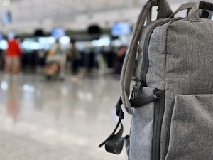 Pozostawiony plecak w hali ogólnodostępnej 
