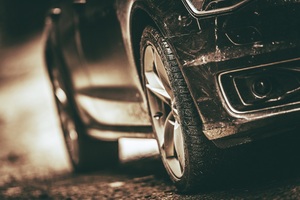 Auto poza drogą utwardzoną 