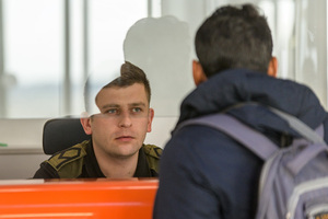 Funkcjonariusz SG patrzy na podróżnego. Funkcjonariusz SG patrzy na podróżnego.