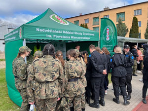 Kadeci stoją przy namiocie promocyjnym Nadwiślańskiego Oddziału Straży Granicznej. Kadeci stoją przy namiocie promocyjnym Nadwiślańskiego Oddziału Straży Granicznej.