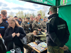 Uczniowie przyglądają się materiałom promocyjnym. Uczniowie przyglądają się materiałom promocyjnym.