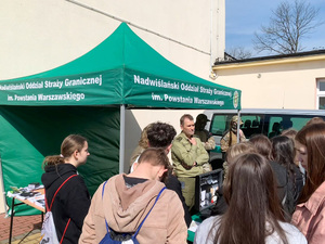 Uczniowie stoją przed namiotem Nadwiślańskiego Oddziału Straży Granicznej. Uczniowie stoją przed namiotem Nadwiślańskiego Oddziału Straży Granicznej.