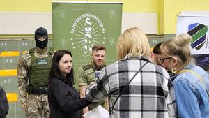 Przedstawiciele Wydziału Organizacji i Promocji rozmawiają ze zwiedzającymi. Przedstawiciele Wydziału Organizacji i Promocji rozmawiają ze zwiedzającymi.