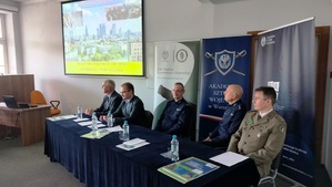 Uczestnicy konferencji siedzą za stołami. Uczestnicy konferencji siedzą za stołami.