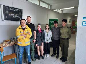Funkcjonariusze Straży Granicznej stoją u uczniami na korytarzu szkoły. Funkcjonariusze Straży Granicznej stoją u uczniami na korytarzu szkoły.
