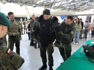 Zwiedzający zakłada kombinezon pirotechniczny. Zwiedzający zakłada kombinezon pirotechniczny.
