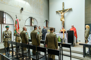 Księża, Komendanci NwOSG, Poczet Sztandarowy stoją w kaplicy. Księża, Komendanci NwOSG, Poczet Sztandarowy stoją w kaplicy.
