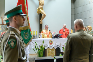 Po lewej Poczet Sztandarowy, w tle księża celebrują mszę. Po lewej Poczet Sztandarowy, w tle księża celebrują mszę.