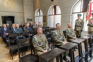 Zaproszeni goście i Komendanci NwOSG siedzą w kaplicy błogosławionego ks. Józefa Stanka. Zaproszeni goście i Komendanci NwOSG siedzą w kaplicy błogosławionego ks. Józefa Stanka.