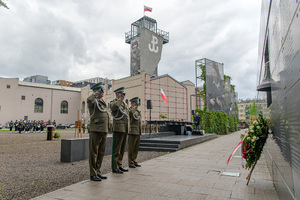 Komendanci NwOSG oddają honor po złożeniu wieńca pod Dzwonem Antoniego Chruściela "Montera". Komendanci NwOSG oddają honor po złożeniu wieńca pod Dzwonem Antoniego Chruściela &quot;Montera&quot;.