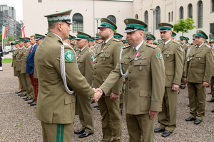 Komendant wręcza odznaczenia funkcjonariuszom. Komendant wręcza odznaczenia funkcjonariuszom.