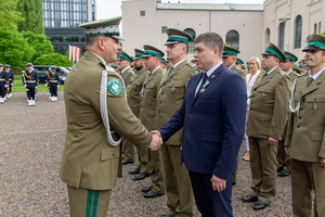Komendant wręcza medal kpt. Wojciechowi Brzykcemu. Komendant wręcza medal kpt. Wojciechowi Brzykcemu.
