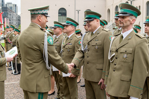 Komendant wręcza odznaczenia funkcjonariuszom. Komendant wręcza odznaczenia funkcjonariuszom.