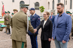 Pani Bogumiła Kapusta otrzymuje medal od Komendanta NwOSG. Pani Bogumiła Kapusta otrzymuje medal od Komendanta NwOSG.