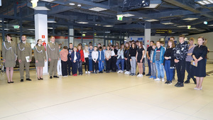 Zdjęcie grupowe funkcjonariuszy, dzieci i zaproszonych gości. Zdjęcie grupowe funkcjonariuszy, dzieci i zaproszonych gości.