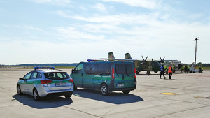Na płycie lotniska stoją zaparkowane samochody Straży Granicznej. Na płycie lotniska stoją zaparkowane samochody Straży Granicznej.