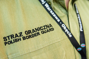 Zbliżenie na napis Staż Graniczna na koszuli funkcjonariusz. Zbliżenie na napis Staż Graniczna na koszuli funkcjonariusz.