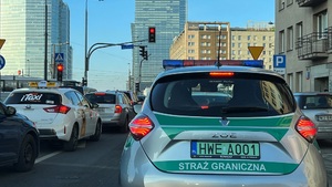 Auto służbowe SG w ruchu miejskim 