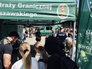 Technik kryminalistyki swoje narzędzia pracy. Dziewczynki przyglądają się pracy funkcjonariusza. Technik kryminalistyki swoje narzędzia pracy. Dziewczynki przyglądają się pracy funkcjonariusza.
