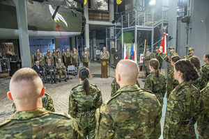 Na pierwszym planie stoją tyłem funkcjonariusze. Przy mównicy przemawia gen. bryg SG Robert Bagan. Po Jego prawej stronie siedzą zaproszeni goście. Za nimi stoi kadra kierownicza oddziału. Na pierwszym planie stoją tyłem funkcjonariusze. Przy mównicy przemawia gen. bryg SG Robert Bagan. Po Jego prawej stronie siedzą zaproszeni goście. Za nimi stoi kadra kierownicza oddziału.