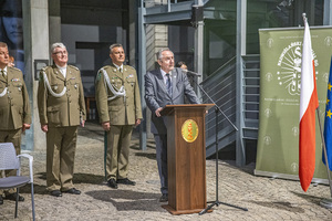 Przemawia Pan Maciej Jarosiński. Na drugim planie Komendanci i Kapelan Oddziału. Przemawia Pan Maciej Jarosiński. Na drugim planie Komendanci i Kapelan Oddziału.