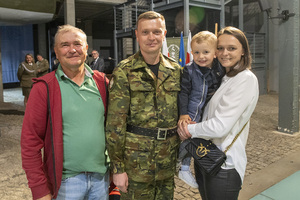 Pamiątkowe zdjęcie funkcjonariusza z najbliższymi. Pamiątkowe zdjęcie funkcjonariusza z najbliższymi.