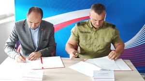 Dyrektor IAS w Warszawie Wojciech Kustra i Komendant Nadwiślańskiego Oddziału Straży Granicznej podpisują porozumienie. Dyrektor IAS w Warszawie Wojciech Kustra i Komendant Nadwiślańskiego Oddziału Straży Granicznej podpisują porozumienie.