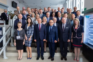 Zdjęcie grupowe uczestników konferencji. Zdjęcie grupowe uczestników konferencji.