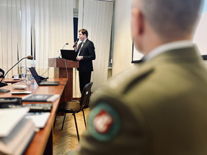 Kpt. SG Mariusz Urban.słucha prelekcji. Kpt. SG Mariusz Urban.słucha prelekcji.